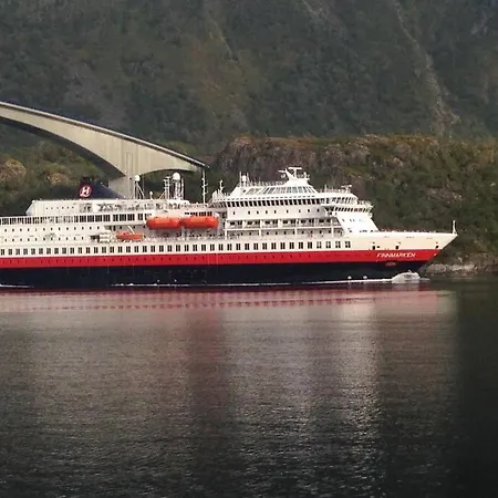 Lofoten Og Vesteralen. Kveldro I Raftsundet Myrland